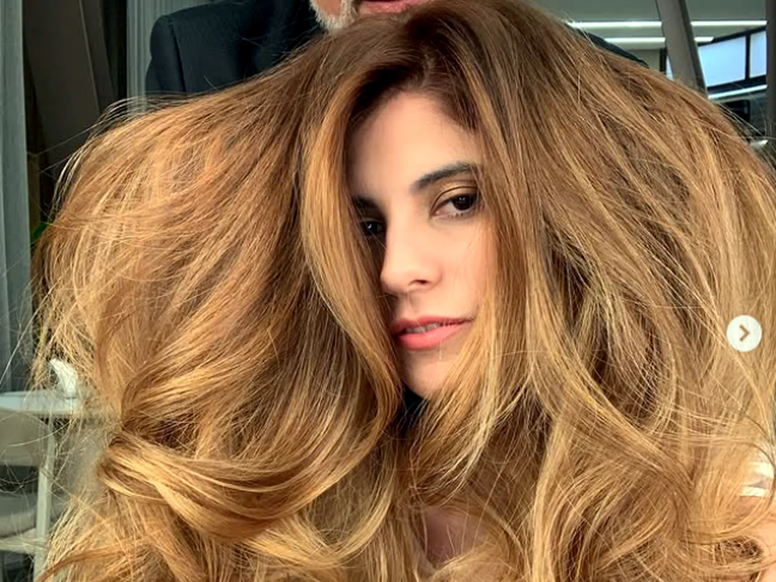 Cabelo loiro volumoso com acabamento premium