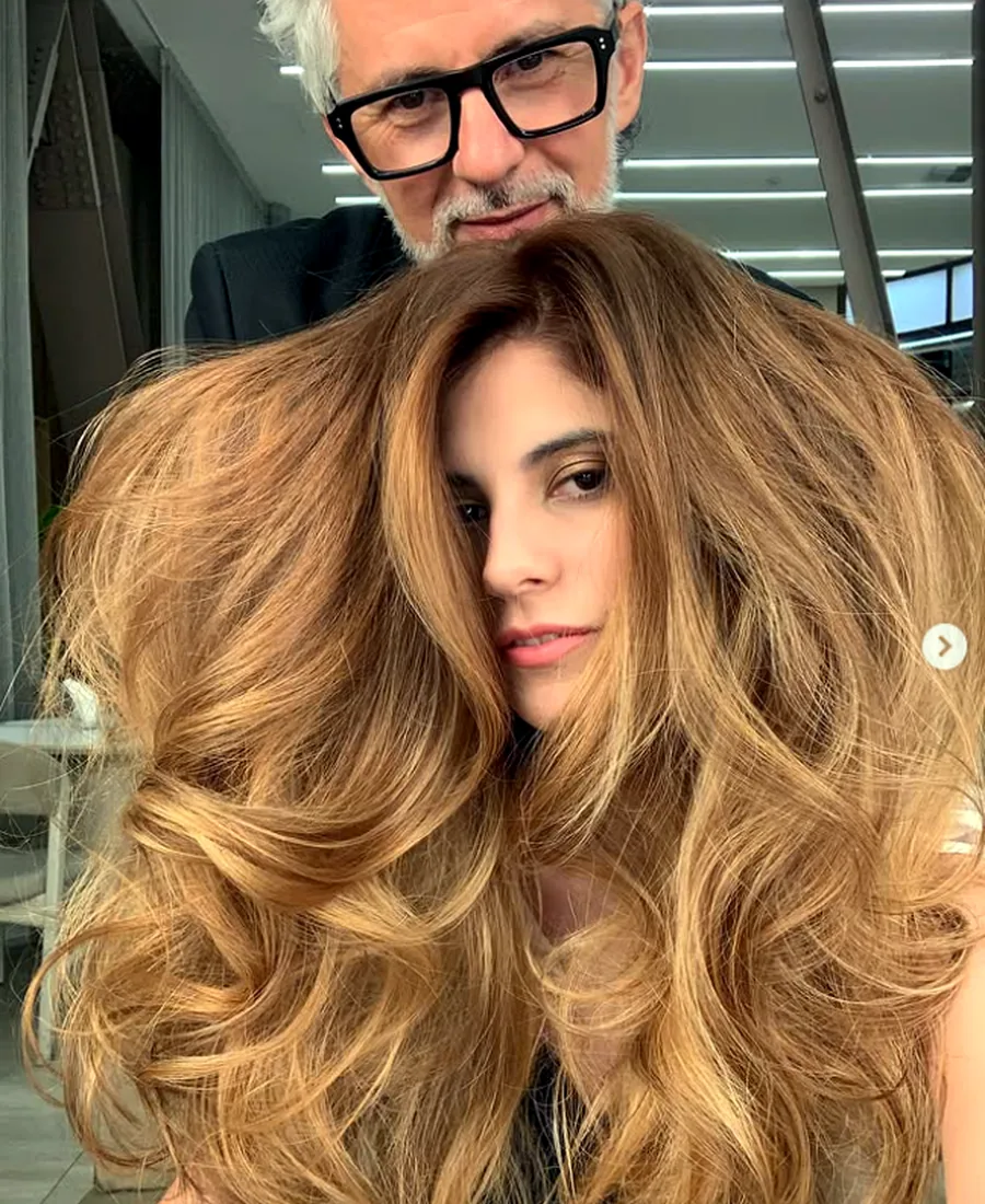 Cabelo castanho iluminado com ondas